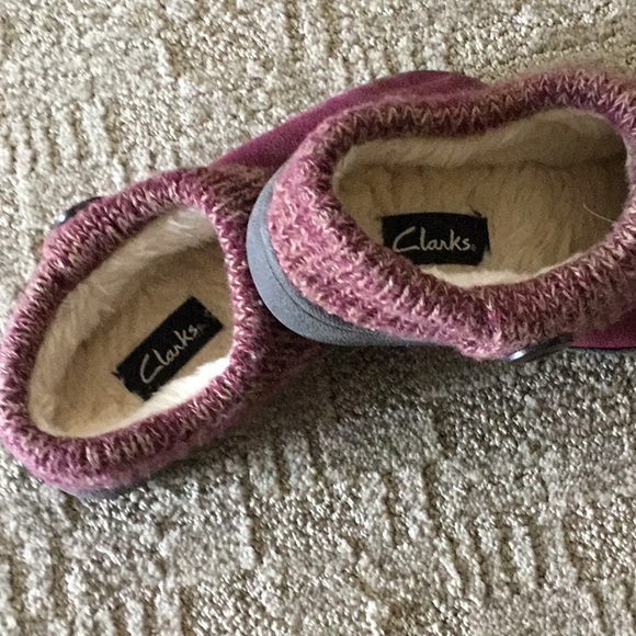 Clarks wine color slippers size 7 - Picture 2 of 4